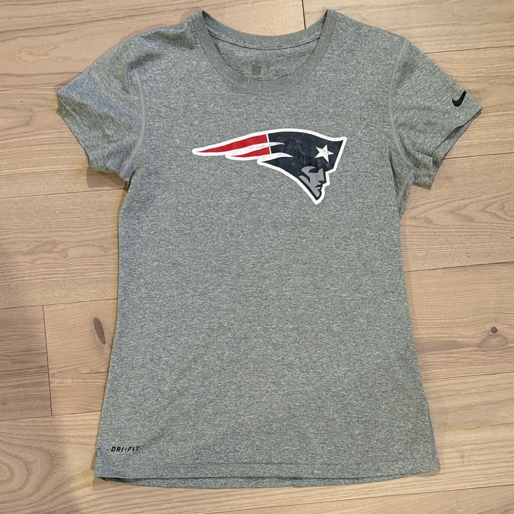 Nike Dri Fit Heather Gray New England Patriots Women's Short Sleeve Tee